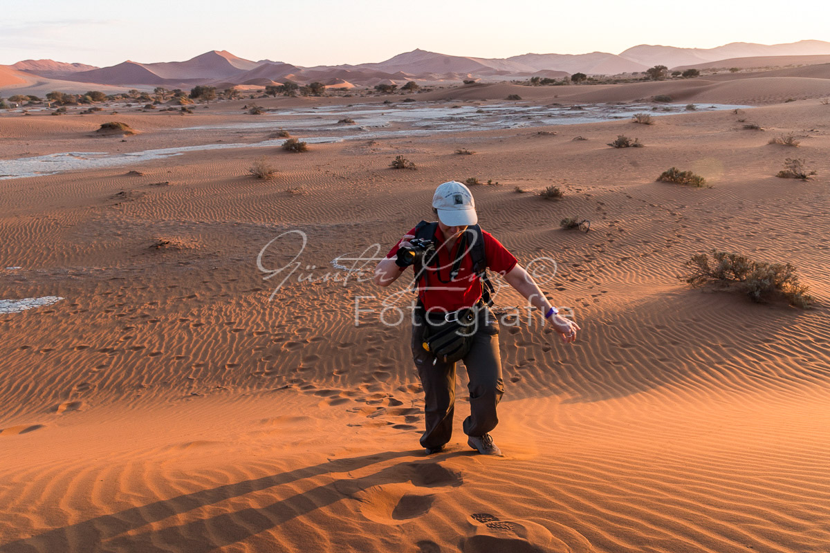 Touristin auf Düne, Sossusvlei,