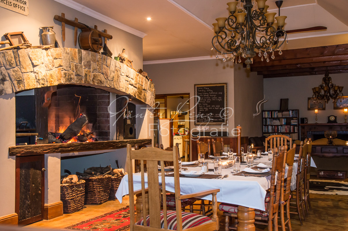 Madi Madi Wildlife Lodge, Kaminzimmer mit Tafel